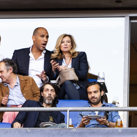 Exclusif - Valérie Trierweiler et son nouveau compagnon Romain Magellan (ex-star du rugby) s'embrassent dans les tribunes de la finale du Top 14 français entre Montpellier et Castres au Stade de France à Paris, le 2 juin 2018. © Pierre Perusseau/Bestimage