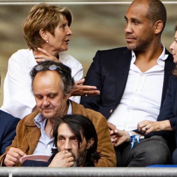 Exclusif - Valérie Trierweiler et son nouveau compagnon Romain Magellan (ex-star du rugby) s'embrassent dans les tribunes de la finale du Top 14 français entre Montpellier et Castres au Stade de France à Paris, le 2 juin 2018. © Pierre Perusseau/Bestimage