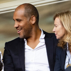 Exclusif - Valérie Trierweiler et son nouveau compagnon Romain Magellan (ex-star du rugby) s'embrassent dans les tribunes de la finale du Top 14 français entre Montpellier et Castres au Stade de France à Paris, le 2 juin 2018. © Pierre Perusseau/Bestimage