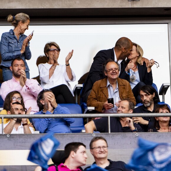 Exclusif - Valérie Trierweiler et son nouveau compagnon Romain Magellan (ex-star du rugby) s'embrassent dans les tribunes de la finale du Top 14 français entre Montpellier et Castres au Stade de France à Paris, le 2 juin 2018. © Pierre Perusseau/Bestimage