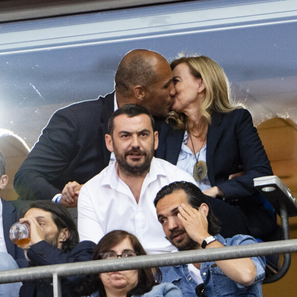 Exclusif - Valérie Trierweiler et son nouveau compagnon Romain Magellan (ex-star du rugby) s'embrassent dans les tribunes de la finale du Top 14 français entre Montpellier et Castres au Stade de France à Paris, le 2 juin 2018. © Pierre Perusseau/Bestimage