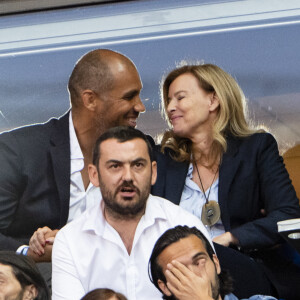 Exclusif - Valérie Trierweiler et son nouveau compagnon Romain Magellan (ex-star du rugby) s'embrassent dans les tribunes de la finale du Top 14 français entre Montpellier et Castres au Stade de France à Paris, le 2 juin 2018. © Pierre Perusseau/Bestimage