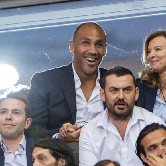Exclusif - Valérie Trierweiler et son nouveau compagnon Romain Magellan (ex-star du rugby) s'embrassent dans les tribunes de la finale du Top 14 français entre Montpellier et Castres au Stade de France à Paris, le 2 juin 2018. © Pierre Perusseau/Bestimage