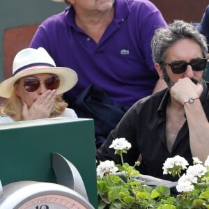 Emmanuelle Béart et son compagnon Frédéric Chaudier dans les tribunes des Internationaux de France de Tennis de Roland Garros à Paris, le 10 juin 2018. © Dominique Jacovides - Cyril Moreau/Bestimage