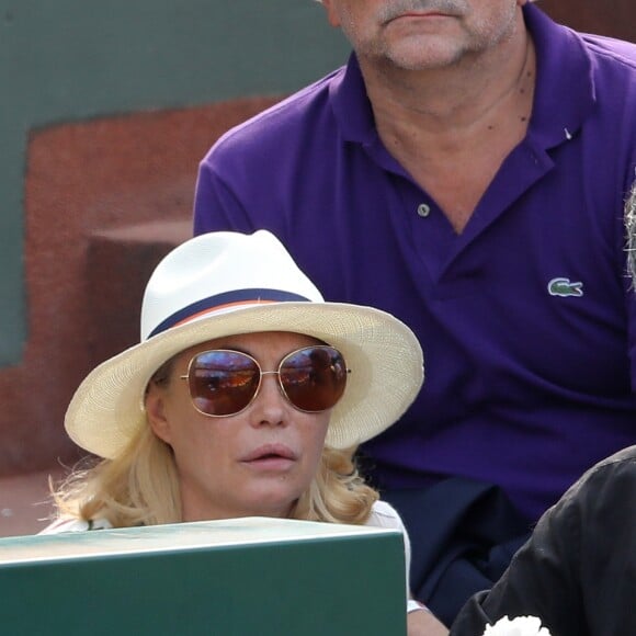 Emmanuelle Béart et son compagnon Frédéric Chaudier dans les tribunes des Internationaux de France de Tennis de Roland Garros à Paris, le 10 juin 2018. © Dominique Jacovides - Cyril Moreau/Bestimage