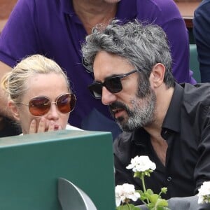 Emmanuelle Béart et son compagnon Frédéric Chaudier dans les tribunes des Internationaux de France de Tennis de Roland Garros à Paris, le 10 juin 2018. © Dominique Jacovides - Cyril Moreau/Bestimage