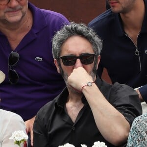 Emmanuelle Béart et son compagnon Frédéric Chaudier dans les tribunes des Internationaux de France de Tennis de Roland Garros à Paris, le 10 juin 2018. © Dominique Jacovides - Cyril Moreau/Bestimage