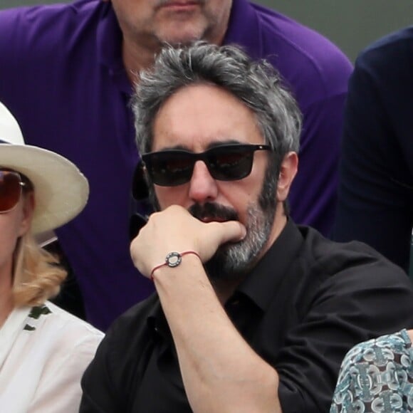 Emmanuelle Béart et son compagnon Frédéric Chaudier dans les tribunes des Internationaux de France de Tennis de Roland Garros à Paris, le 10 juin 2018. © Dominique Jacovides - Cyril Moreau/Bestimage