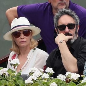 Emmanuelle Béart et son compagnon Frédéric Chaudier dans les tribunes des Internationaux de France de Tennis de Roland Garros à Paris, le 10 juin 2018. © Dominique Jacovides - Cyril Moreau/Bestimage