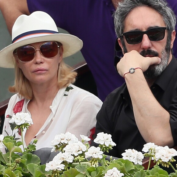 Emmanuelle Béart et son compagnon Frédéric Chaudier dans les tribunes des Internationaux de France de Tennis de Roland Garros à Paris, le 10 juin 2018. © Dominique Jacovides - Cyril Moreau/Bestimage