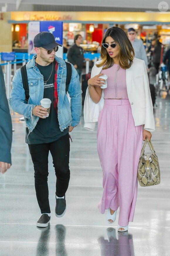 Priyanka Chopra et Nick Jonas, qui seraient en couple, arrivent à l'aéroport JFK de New York le 8 juin 2018.