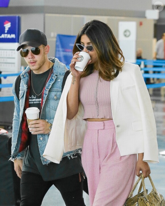 Priyanka Chopra et Nick Jonas, qui seraient en couple, arrivent à l'aéroport JFK de New York le 8 juin 2018.