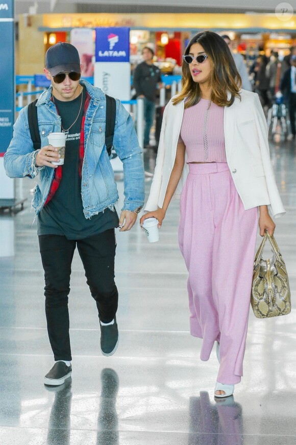 Priyanka Chopra et Nick Jonas, qui seraient en couple, arrivent à l'aéroport JFK de New York le 8 juin 2018.