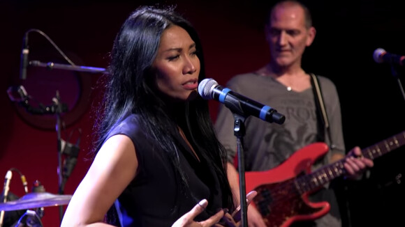 Anggun interprète "La Neige au Sahara" son premier tube en France (en 1997) dans Le Grand Studio RTL en décembre 2015.