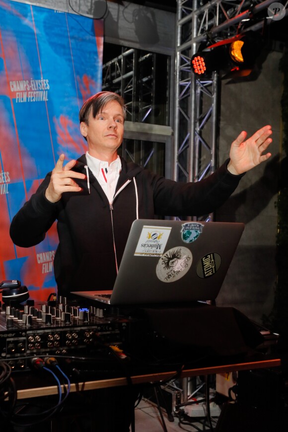 John Cameron Mitchell mixe lors de la 7ème édition du Champs Elysées Film Festival (CEFF) sur la terrasse Publicis à Paris, le 13 juin 2018. © Veeren-CVS/Bestimage