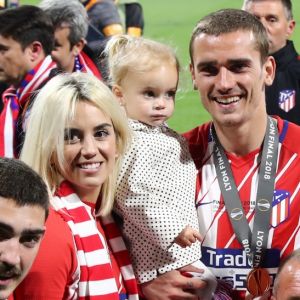 Antoine Griezmann en famille, avec son frère Théo, sa femme Erika Choperena, sa fille Mia, son père Alain et sa mère Isabelle après la finale de la Ligue Europa, l'Olympique de Marseille contre l'Atlético de Madrid au stade Groupama à Decines-Charpieu banlieue de Lyon, France, le 16 mai 2018. L'Atlético de Madrid a gagné 3-0. © Cyril Moreau/Bestimage -