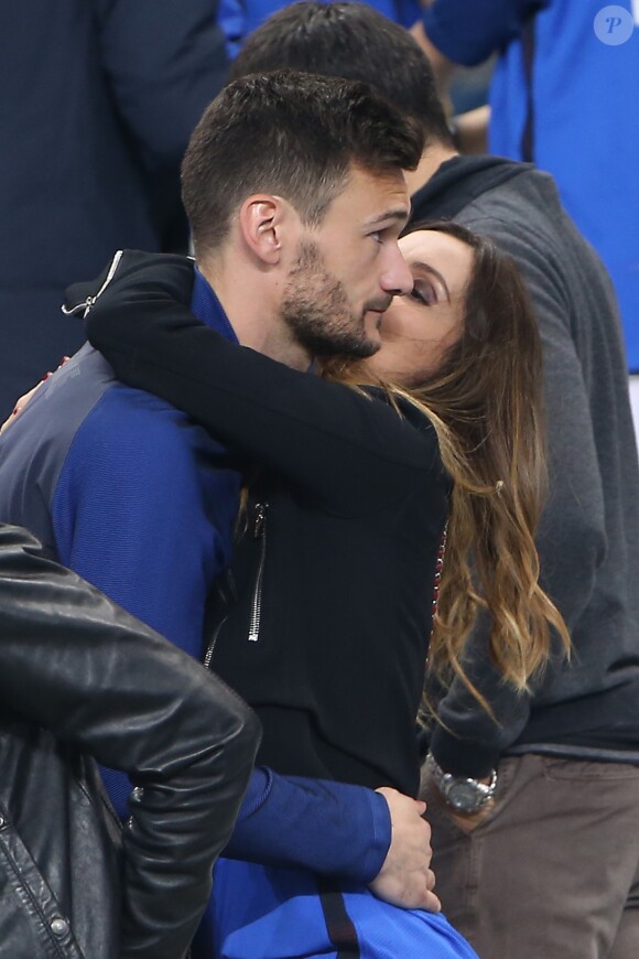 Hugo Lloris et sa femme Marine - Les joueurs retrouvent leur famille dans les tribunes à la fin du match de quart de finale de l'UEFA Euro 2016 France-Islande au Stade de France à Saint-Denis le 3 juillet 2016. © Cyril Moreau / Bestimage