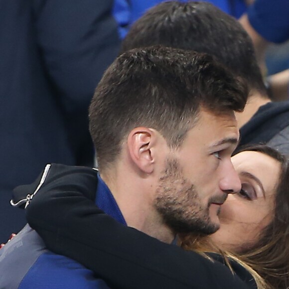 Hugo Lloris et sa femme Marine - Les joueurs retrouvent leur famille dans les tribunes à la fin du match de quart de finale de l'UEFA Euro 2016 France-Islande au Stade de France à Saint-Denis le 3 juillet 2016. © Cyril Moreau / Bestimage