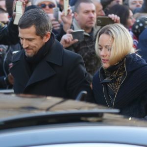 Guillaume Canet et sa compagne Marion Cotillard - Arrivée du convoi funéraire de la dépouille du chanteur Johnny Hallyday et des personnalités sur la place de La Madeleine à Paris. Le 9 décembre 2017 © CVS / Bestimage