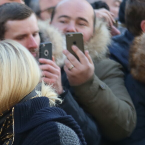 Guillaume Canet et sa compagne Marion Cotillard - Arrivée du convoi funéraire de la dépouille du chanteur Johnny Hallyday et des personnalités sur la place de La Madeleine à Paris. Le 9 décembre 2017 © CVS / Bestimage