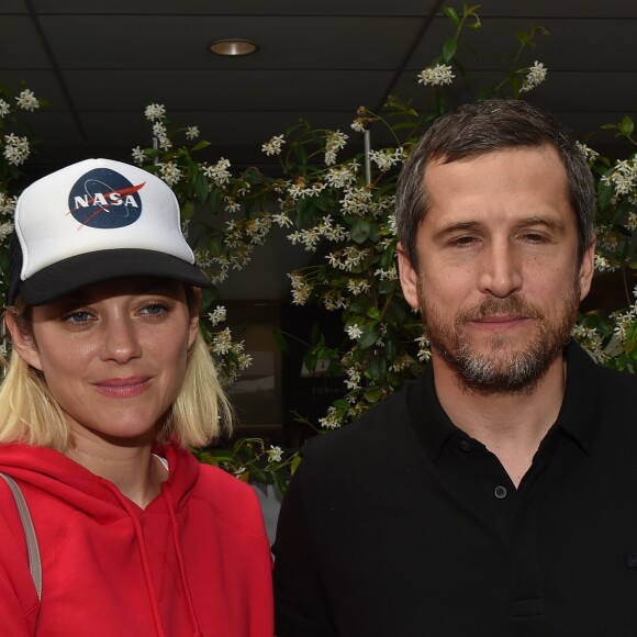 Guillaume Canet et sa compagne Marion Cotillard au village lors des internationaux de France à Roland Garros le 10 juin 2018. © Veeren / Bestimage