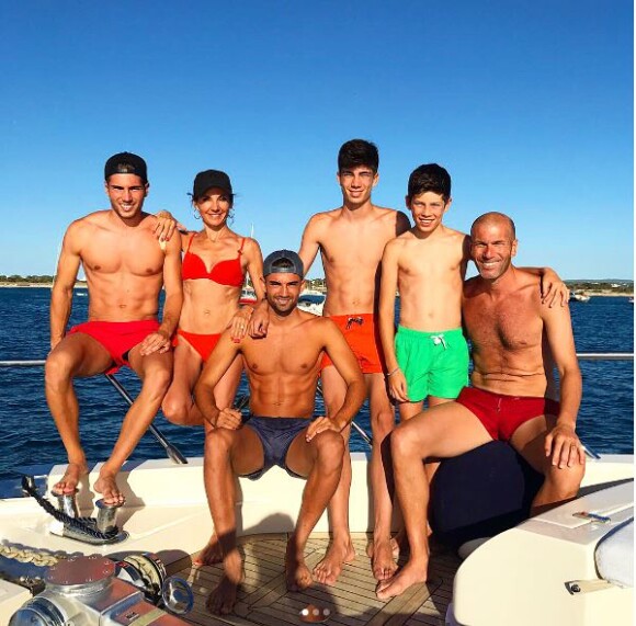 Zinedine Zidane pose avec sa femme et leurs quatre fils lors de leurs vacances à Ibiza, juillet 2017.
