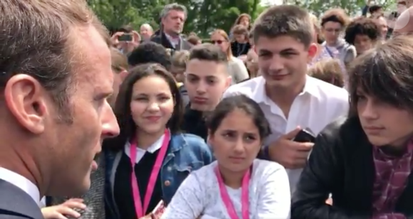 Emmanuel Macron fait gentiment la morale à un adoslescent qui lui a manqué de respect, le 18 juin 2018 à Suresnes.