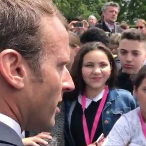 Emmanuel Macron fait gentiment la morale à un adoslescent qui lui a manqué de respect, le 18 juin 2018 à Suresnes.