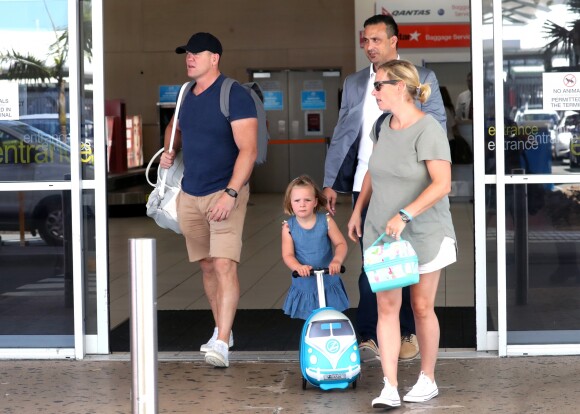 Semi-Exclusif - Zara Phillips (Tindall) , enceinte, son mari Mike Tindall et leur fille Mia Grace, avec sa mini valise trottinette arrivent sur la Gold Coast en Australie le 6 janvier 2018.