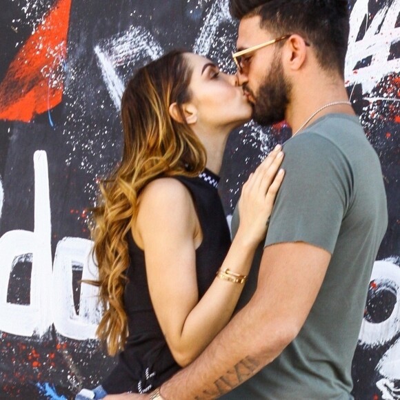 Exclusif - Prix spécial - No web - No blog - Nabilla Benattia et son compagnon Thomas Vergara s'embrassent et posent en couple contre des murs tagués pour un photoshoot à Miami, le 13 mars 2018  For germany call for price Exclusive - Nabilla Benattia shoots another impromptu photo shoot in the streets of Miami and had Thomas Vergara join her for a few intimate shots. Nabilla posed in front of a beautiful wing mural and shared a few kisses with Thomas. 13th march 201813/03/2018 - Miami