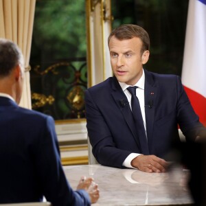 Le président de la République française Emmanuel Macron lors de son première grande interview télévisée sur de son quinquennat au palais de l'Elysée à Paris, France, le 15 octobre 2017. © Philippe Wojazer/Pool/Bestimage