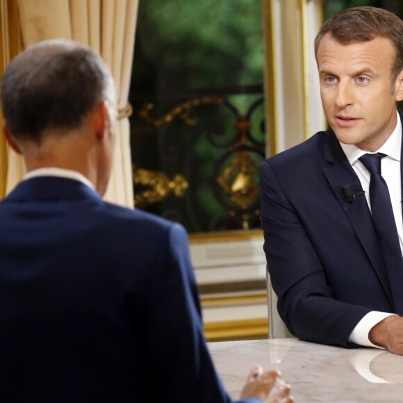 Le président de la République française Emmanuel Macron lors de son première grande interview télévisée sur de son quinquennat au palais de l'Elysée à Paris, France, le 15 octobre 2017. © Philippe Wojazer/Pool/Bestimage