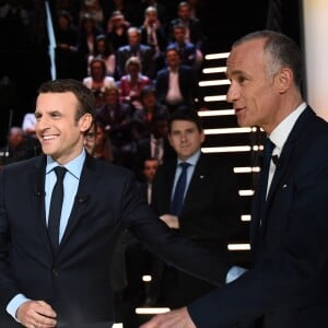 Emmanuel Macron et Gilles Bouleau lors de la première confrontation entre les cinq principaux candidats à la présidentielle 2017 lors du "Grand Débat" sur le plateau de TF1 et LCI à Aubervilliers, France, le 20 mars 2017. © Eliot Blondet/Pool/Bestimage