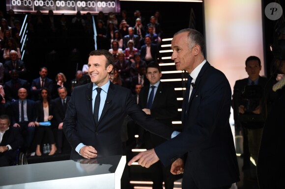 Emmanuel Macron et Gilles Bouleau lors de la première confrontation entre les cinq principaux candidats à la présidentielle 2017 lors du "Grand Débat" sur le plateau de TF1 et LCI à Aubervilliers, France, le 20 mars 2017. © Eliot Blondet/Pool/Bestimage