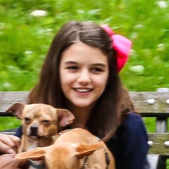 Suri Cruise, une attelle à la cheville, joue avec ses chiens dans un parc à New York, le 23 juin 2018