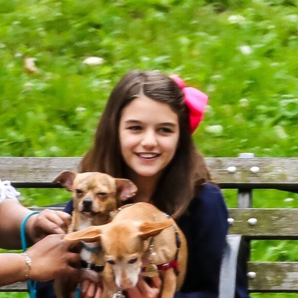 Suri Cruise, une attelle à la cheville, joue avec ses chiens dans un parc à New York, le 23 juin 2018