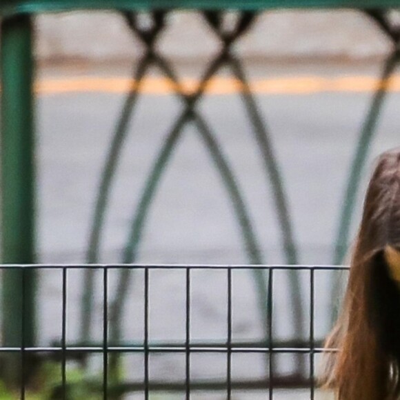 Suri Cruise, une attelle à la cheville, joue avec ses chiens dans un parc à New York, le 23 juin 2018