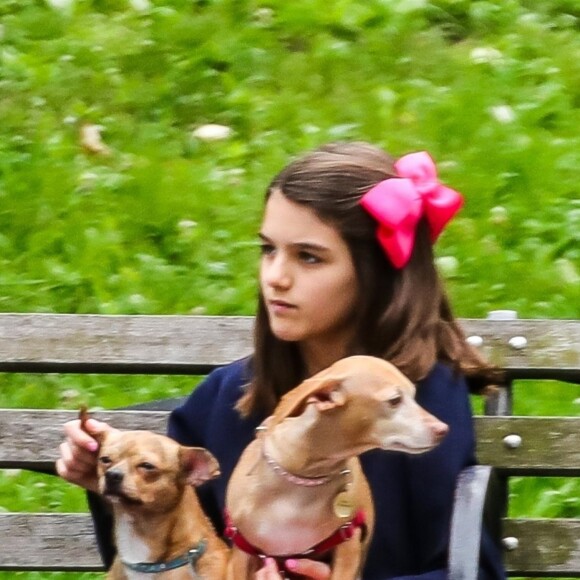 Suri Cruise, une attelle à la cheville, joue avec ses chiens dans un parc à New York, le 23 juin 2018.