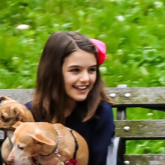 Suri Cruise, une attelle à la cheville, joue avec ses chiens dans un parc à New York, le 23 juin 2018.