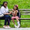 Suri Cruise, une attelle à la cheville, joue avec ses chiens dans un parc à New York, le 23 juin 2018.
