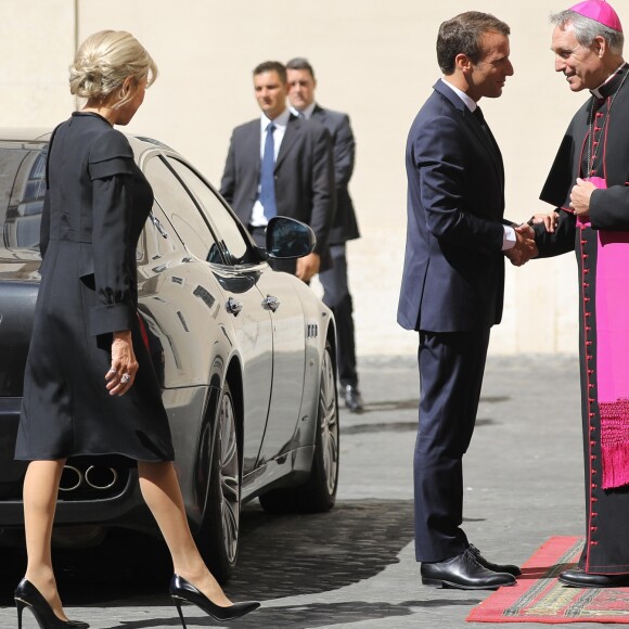 Le président de la République française Emmanuel Macron et sa femme la Première Dame Brigitte Macron (Trogneux) sont accueillis par l'archevêque allemand de l'Église catholique et préfet de la maison pontificale Georg Gänswein - Le président de la République française est reçu pour la première fois par le pape François au Vatican, le 26 juin 2018. © Dominique Jacovides/Bestimage