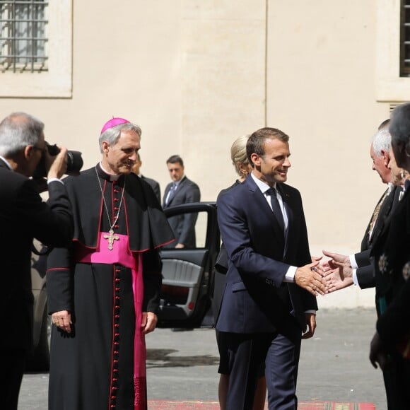 Le président de la République française Emmanuel Macron, sa femme la Première Dame Brigitte Macron (Trogneux) et l'archevêque allemand de l'Église catholique et préfet de la maison pontificale Georg Gänswein - Le président de la République française est reçu pour la première fois par le pape François au Vatican, le 26 juin 2018. © Dominique Jacovides/Bestimage