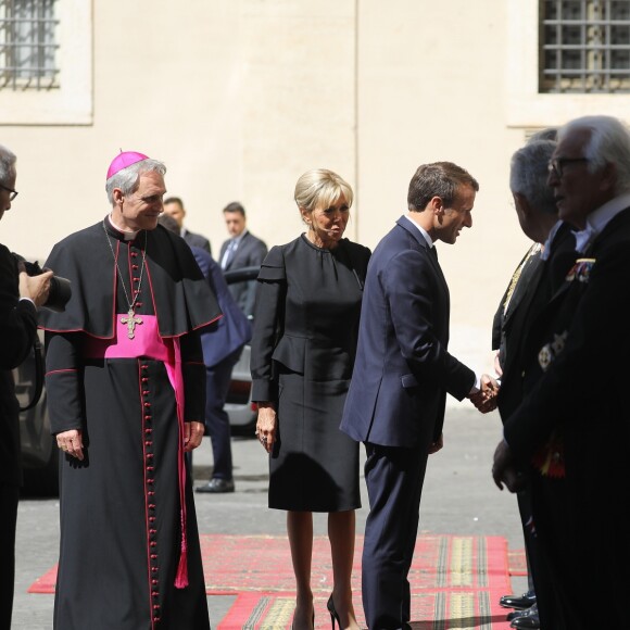 Le président de la République française Emmanuel Macron, sa femme la Première Dame Brigitte Macron (Trogneux) et l'archevêque allemand de l'Église catholique et préfet de la maison pontificale Georg Gänswein - Le président de la République française est reçu pour la première fois par le pape François au Vatican, le 26 juin 2018. © Dominique Jacovides/Bestimage