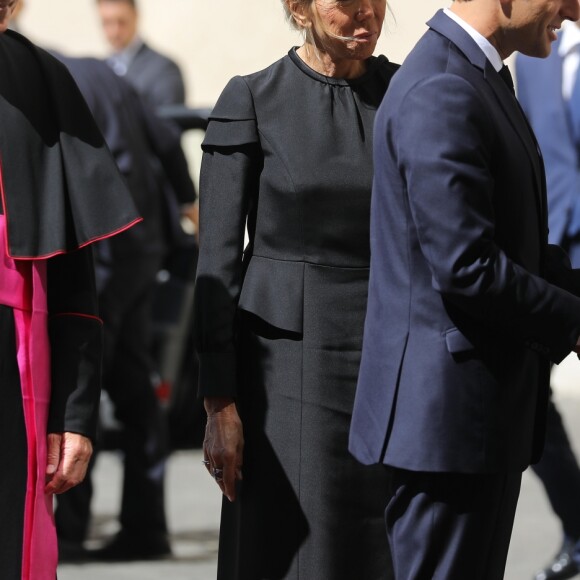 Le président de la République française Emmanuel Macron, sa femme la Première Dame Brigitte Macron (Trogneux) et l'archevêque allemand de l'Église catholique et préfet de la maison pontificale Georg Gänswein - Le président de la République française est reçu pour la première fois par le pape François au Vatican, le 26 juin 2018. © Dominique Jacovides/Bestimage