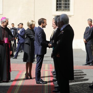 Le président de la République française Emmanuel Macron, sa femme la Première Dame Brigitte Macron (Trogneux) et l'archevêque allemand de l'Église catholique et préfet de la maison pontificale Georg Gänswein - Le président de la République française est reçu pour la première fois par le pape François au Vatican, le 26 juin 2018. © Dominique Jacovides/Bestimage