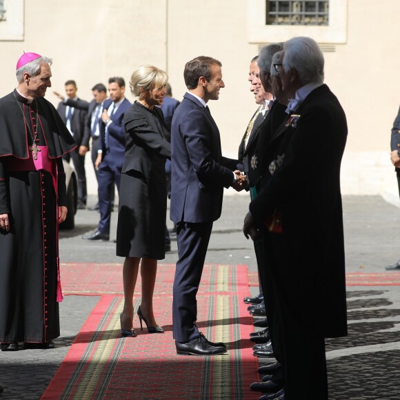 Le président de la République française Emmanuel Macron, sa femme la Première Dame Brigitte Macron (Trogneux) et l'archevêque allemand de l'Église catholique et préfet de la maison pontificale Georg Gänswein - Le président de la République française est reçu pour la première fois par le pape François au Vatican, le 26 juin 2018. © Dominique Jacovides/Bestimage