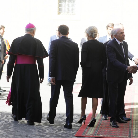 Le président de la République française Emmanuel Macron, sa femme la Première Dame Brigitte Macron (Trogneux) et l'archevêque allemand de l'Église catholique et préfet de la maison pontificale Georg Gänswein - Le président de la République française est reçu pour la première fois par le pape François au Vatican, le 26 juin 2018. © Dominique Jacovides/Bestimage