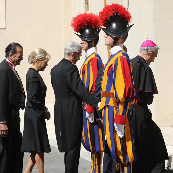 La Première Dame Brigitte Macron (Trogneux) et l'archevêque allemand de l'Église catholique et préfet de la maison pontificale Georg Gänswein - Le président de la République française est reçu pour la première fois par le pape François au Vatican, le 26 juin 2018. © Dominique Jacovides/Bestimage