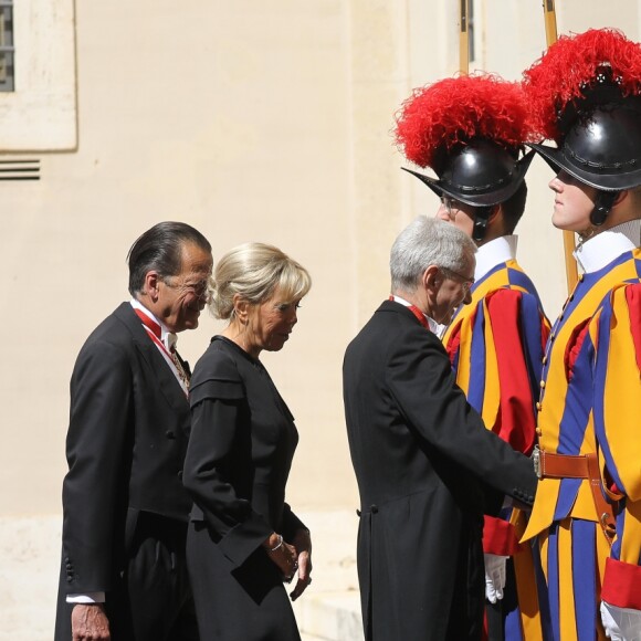 Le président de la République française Emmanuel Macron, sa femme la Première Dame Brigitte Macron (Trogneux) et l'archevêque allemand de l'Église catholique et préfet de la maison pontificale Georg Gänswein - Le président de la République française est reçu pour la première fois par le pape François au Vatican, le 26 juin 2018. © Dominique Jacovides/Bestimage