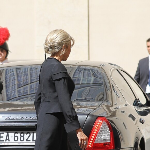 Le président de la République française Emmanuel Macron et sa femme la Première Dame Brigitte Macron (Trogneux) sont accueillis par l'archevêque allemand de l'Église catholique et préfet de la maison pontificale Georg Gänswein - Le président de la République française est reçu pour la première fois par le pape François au Vatican, le 26 juin 2018. © Dominique Jacovides/Bestimage